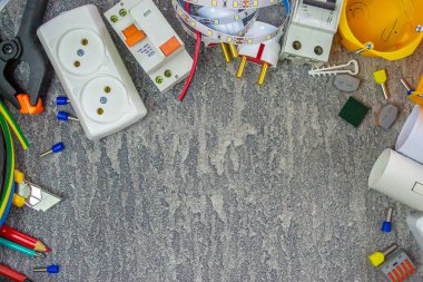 Elektriksel araçlar ve metin için bir yer ile gri bir arkaplan üzerinde elektrik tesislerinde kullanmak için bir takım bileşenler