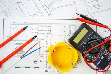 Ev planında elektrikçi aletleri olan düz kompozisyon. Metin için boşluk