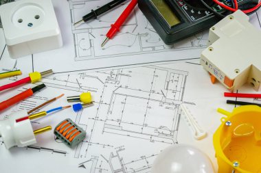 Ev planında elektrikçi aletleri olan düz kompozisyon. Metin için boşluk