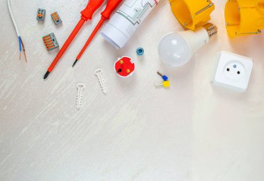 Tahta arka planda elektrikçi aletleri ile düz konum