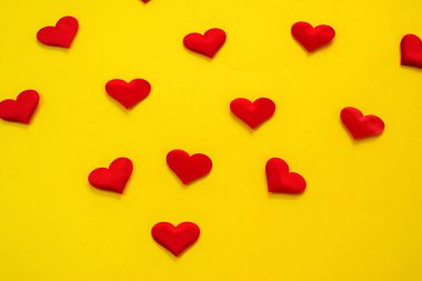 Ellerin sarı arka planda, kalbin var, tatlım. Seçici odak.