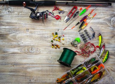 Ahşap iskelede oltayla bir sürü renkli yem.