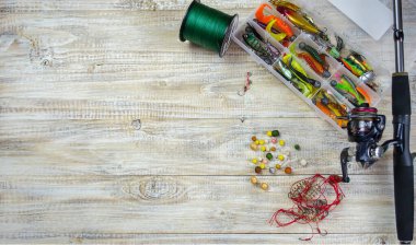 Ahşap iskelede oltayla bir sürü renkli yem.