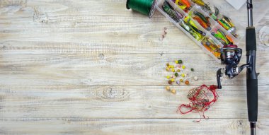 Ahşap iskelede oltayla bir sürü renkli yem.