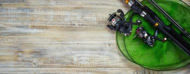 Balık oltası, ahşap bir iskelede olta ile bir sürü renkli yem. Seçici odak