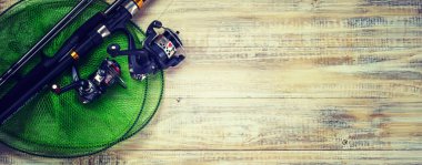 Balık oltası, ahşap bir iskelede olta ile bir sürü renkli yem. Seçici odak