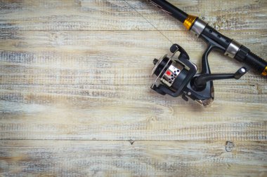 Balık oltası, ahşap bir iskelede olta ile bir sürü renkli yem. Seçici odak