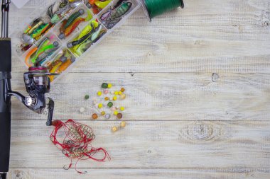 Kutuda bir sürü farklı balıkçı teknesi var. Herabuna 'yı yakalamak için olta takımı ve aksesuarlar