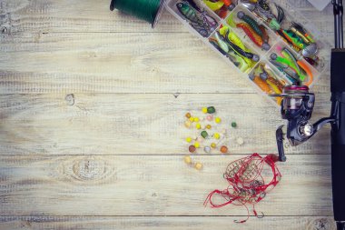 Kutuda bir sürü farklı balıkçı teknesi var. Herabuna 'yı yakalamak için olta takımı ve aksesuarlar