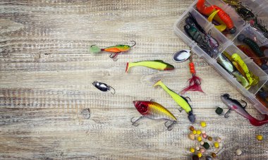 Balık oltası. Tahta bir arka planda süzülür, sallanır, oltaya yem takılır. Seçici odak