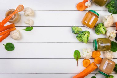 Beyaz arka planda bebek maması. Seçici odak