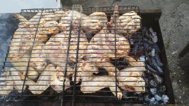 Açık havada şiş kebap, açık havada domuz eti yakın çekim. seçici odak