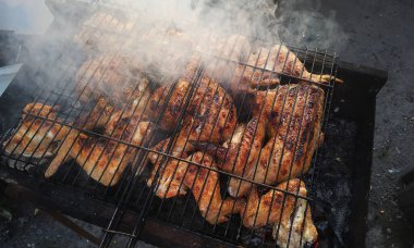 Açık havada şiş kebap, açık havada domuz eti yakın çekim. seçici odak