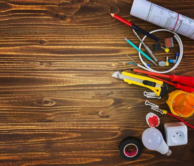 İnşaat aletleri ile tamirci. Seçici odak