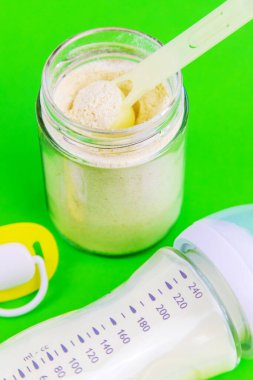 Bebekler için sağlıklı yiyecekler. yeşil arka plan. seçici odak.