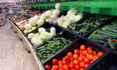 Marketin tezgahındaki sebzeler. Seçici odak