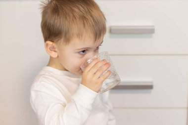Çocuk bardaktan su içiyor. Seçici odak.