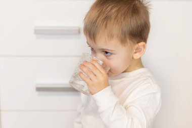 Çocuk bardaktan su içiyor. Seçici odak.