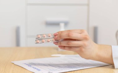 Çocuk bir doktor tarafından kontrol ediliyor. Seçici odak