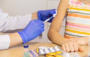 Virüse karşı aşı yapmak, çocuğa enjekte etmek.