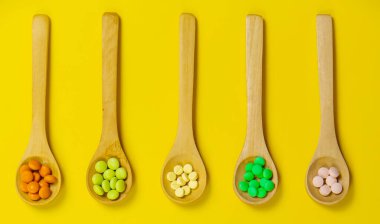 Tahta kaşıkta bitkisel tabletleri karıştırdım. Gıda takviyesi.