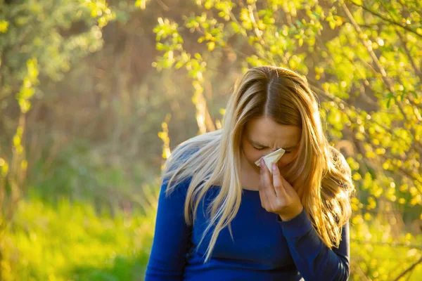 Gadis Itu Alergi Bunga Lapangan — Stok Foto
