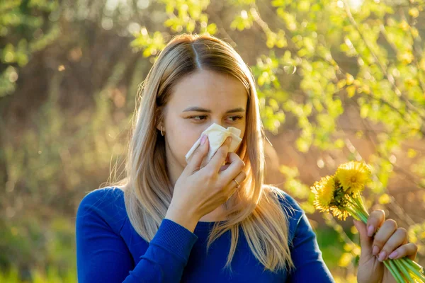 Gadis Itu Alergi Bunga Lapangan — Stok Foto