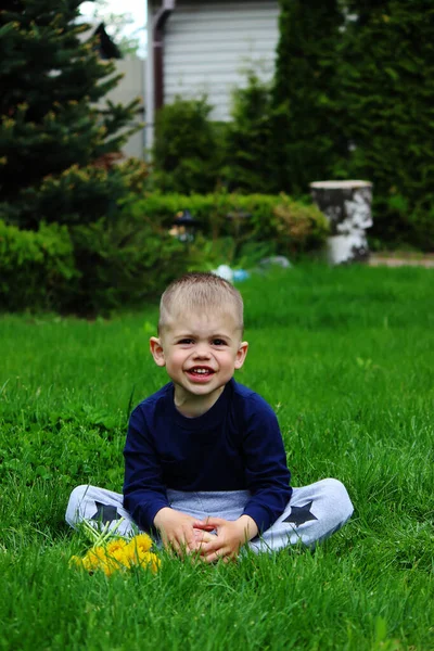 Bambino Siede Sull Erba Focus Selettivo — Foto Stock