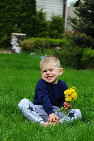 Bambino Siede Sull Erba Focus Selettivo — Foto Stock