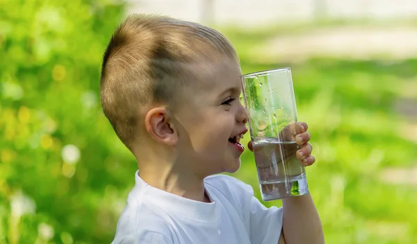 Child Drinks Clean Water Summer Selective Focus People — Stock Photo, Image
