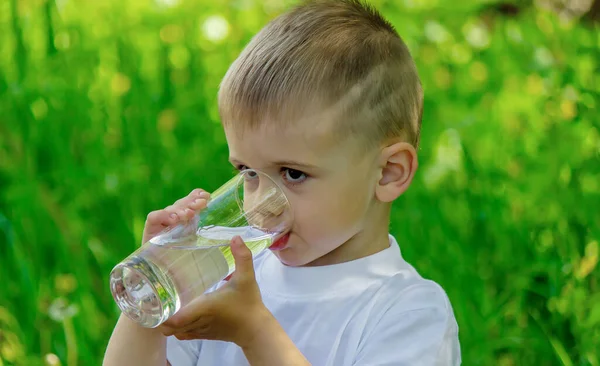 Het Kind Drinkt Schoon Water Zomer Selectieve Focus Mensen Rechtenvrije Stockafbeeldingen