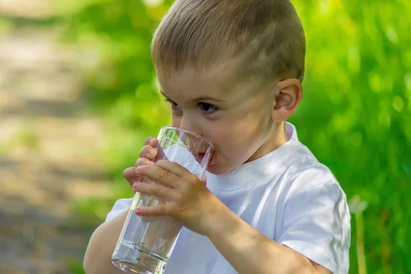 Het Kind Drinkt Schoon Water Zomer Selectieve Focus Mensen Stockafbeelding