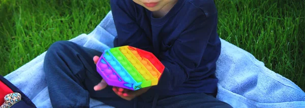 Pop Silikon Stress Spielzeug Das Kind Spielt Auf Dem Rasen — Stockfoto
