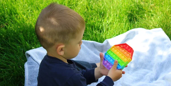 Silikonowa Zabawka Antystresowa Dziecko Bawi Się Trawie Nowy Trend Selektywne — Zdjęcie stockowe