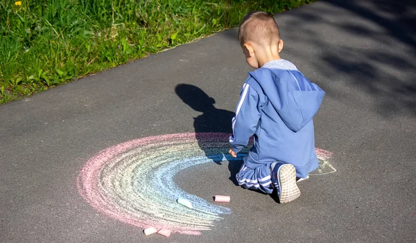 Niño Dibuja Con Tiza Los Colores Del Arco Iris Sobre — Foto de Stock