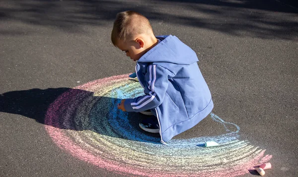 Niño Dibuja Con Tiza Los Colores Del Arco Iris Sobre — Foto de Stock