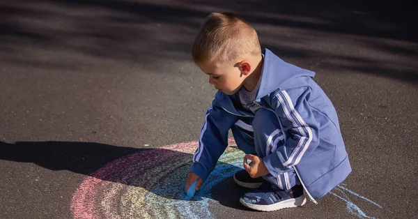 Bambino Disegna Con Gesso Colori Dell Arcobaleno Sull Asfalto Concentrazione — Foto Stock