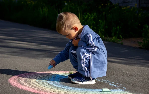 Barnet Ritar Med Krita Regnbågens Färger Asfalten Selektivt Fokus Natur — Stockfoto