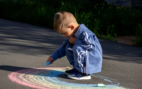 Niño Dibuja Con Tiza Los Colores Del Arco Iris Sobre — Foto de Stock