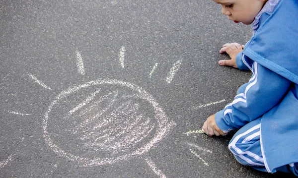 Nettes Kleines Kind Zeichnet Die Sonne Mit Kreide Draußen Sommerzeit — Stockfoto