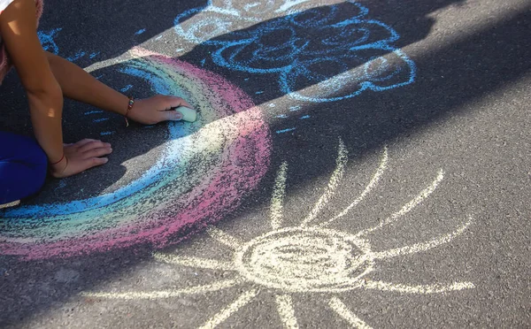 Lindo Niño Pequeño Dibuja Sol Con Tiza Aire Libre Hora — Foto de Stock