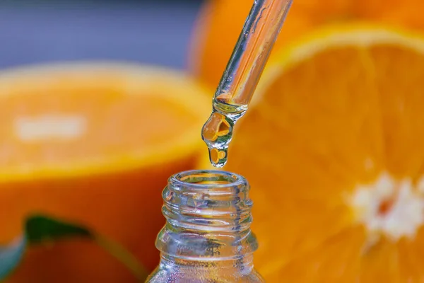 Aceite Esencial Naranja Una Botella Trozos Fruta Fresca Fondo Sabores — Foto de Stock