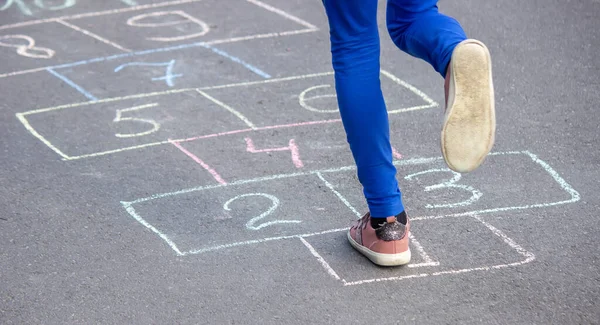 Niño Juega Clásicos Patio Aire Libre Los Niños Aire Libre — Foto de Stock