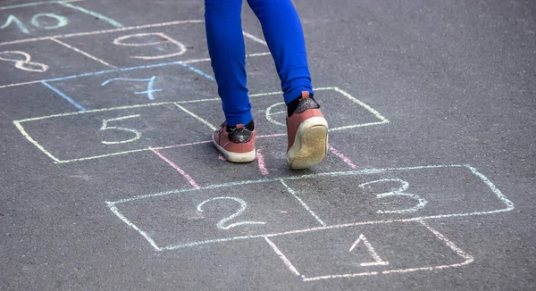 Niño Juega Clásicos Patio Aire Libre Los Niños Aire Libre —  Fotos de Stock