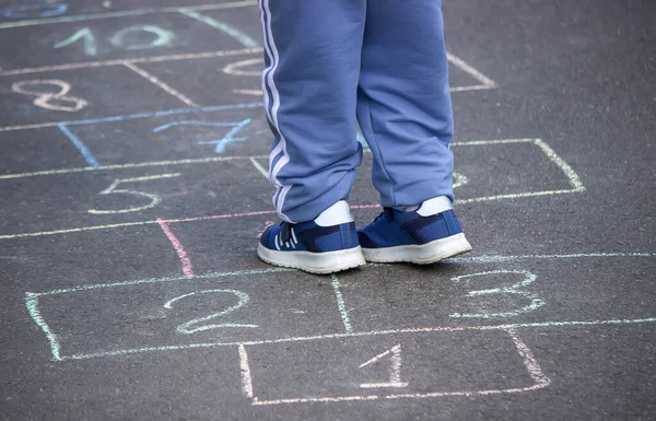 Niño Juega Clásicos Patio Aire Libre Los Niños Aire Libre —  Fotos de Stock