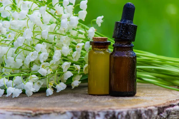 Lirio Del Valle Aceite Esencial Una Pequeña Botella Enfoque Selectivo — Foto de Stock