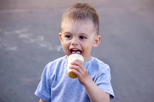 Child Eats Ice Cream Nature Ice Cream Cup Nature Selective — Zdjęcie stockowe