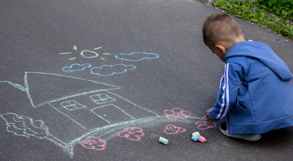 Kinder Zeichnen Auf Asphalt Familienhaus Selektiver Fokus — Stockfoto