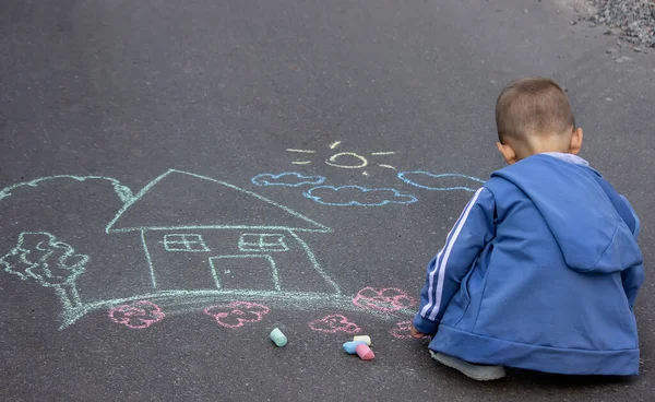 Kinder Zeichnen Auf Asphalt Familienhaus Selektiver Fokus — Stockfoto