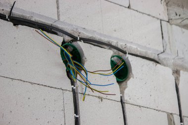 Evde elektrik tesisatı var. Elektrik kablosu döşemesi. Seçici odak